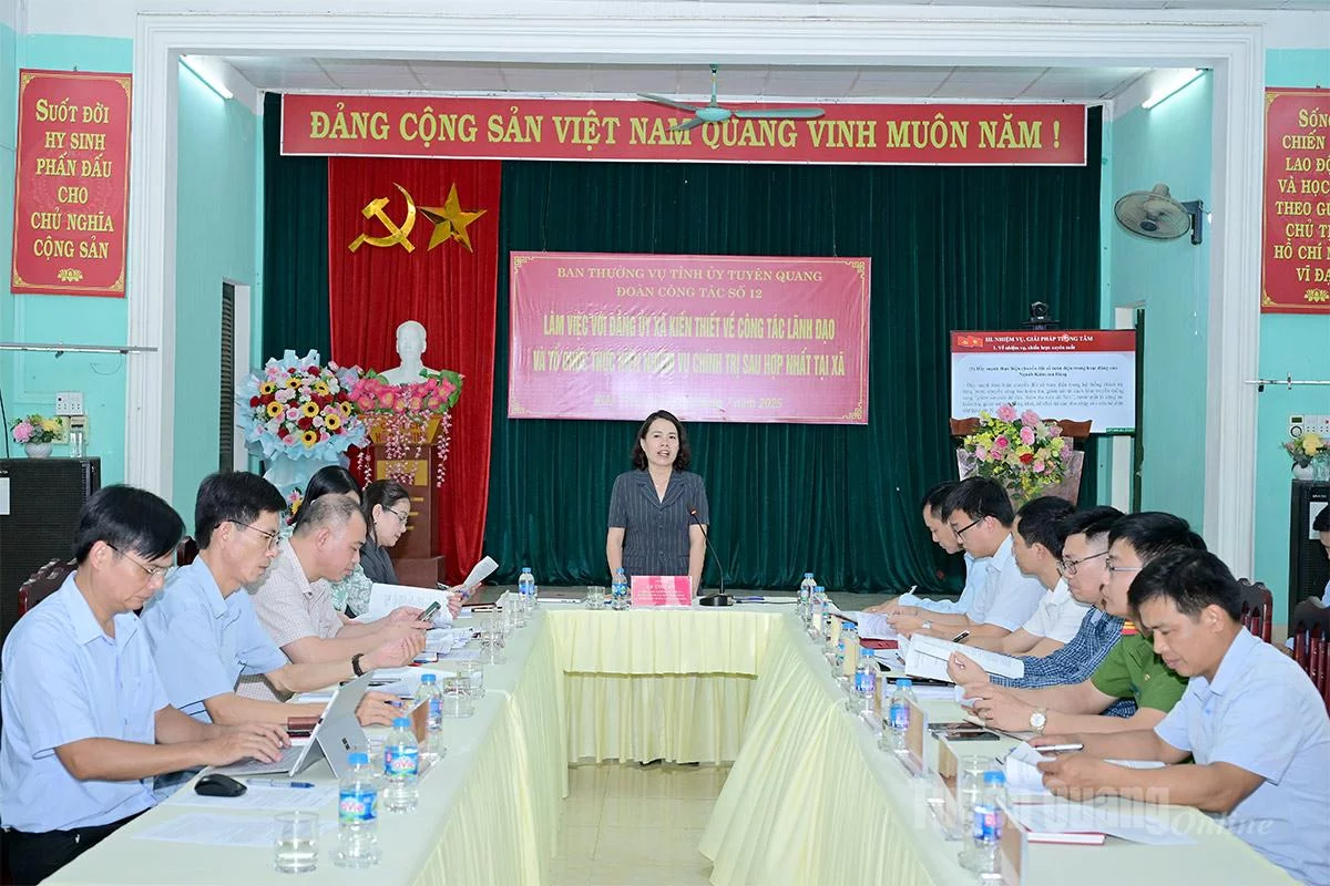 Đồng chí Lý Thị Lan, Uỷ viên Ban Thường vụ Tỉnh uỷ, Trưởng đoàn đại biểu Quốc hội hoạt động chuyên trách khoá XV tỉnh Tuyên Quang, Trưởng đoàn Tổ công tác số 12 phát biểu tại buổi làm việc.