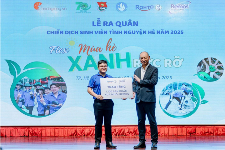 คุณฮิโรฟูมิ ชิรามัตสึ ตัวแทนแบรนด์ Remos บริษัท Rohto Mentholatum Co., Ltd. (เวียดนาม) มอบผลิตภัณฑ์ Remos ให้กับอาสาสมัครที่เข้าร่วมแคมเปญในพิธีเปิดตัว
