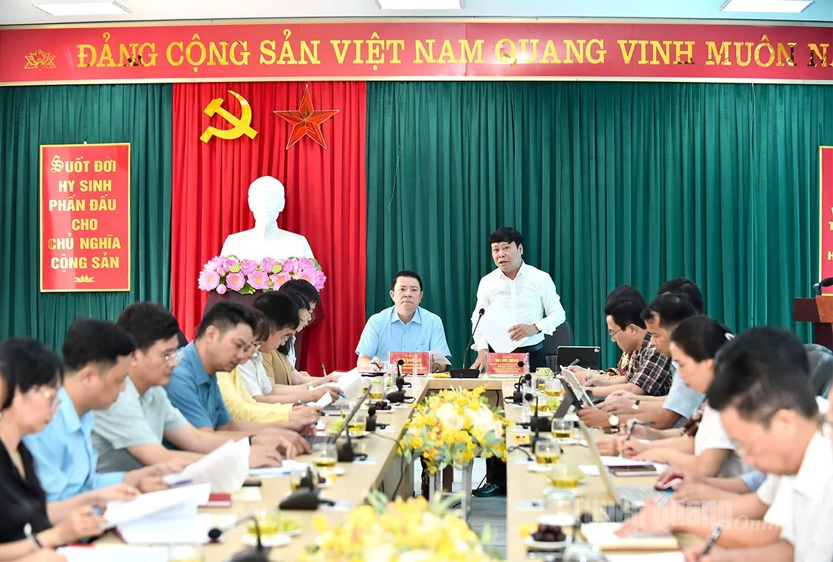 និពន្ធនាយកនៃកាសែត Tuyen Quang វិទ្យុ និងទូរទស្សន៍ Mai Duc Thong បានរាយការណ៍នៅក្នុងកិច្ចប្រជុំ។