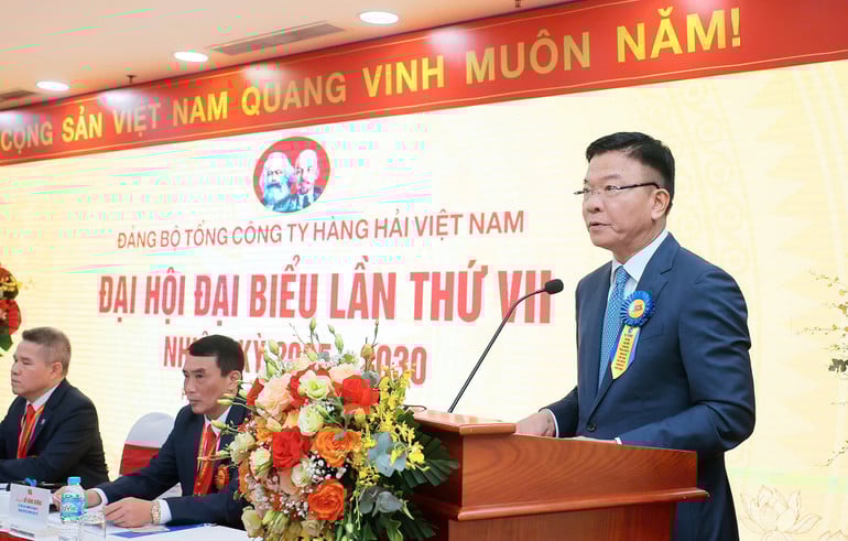 សមមិត្ត Le Thanh Long - សមាជិកគណៈកម្មាធិការមជ្ឈិមបក្ស ឧបនាយករដ្ឋមន្ត្រី ថ្លែងសុន្ទរកថានៅមហាសន្និបាត។