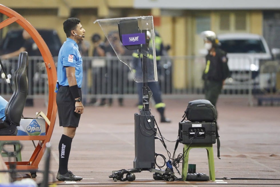 V-League tăng suất xuống hạng và... xe VAR: Không còn chuyện các đội 'tình thương mến thương'?- Ảnh 2.