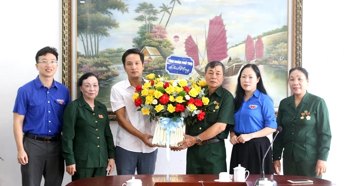 Tỉnh Đoàn Phú Thọ chúc mừng Hội Cựu Thanh niên xung phong nhân dịp kỷ niệm 75 năm Ngày truyền thống