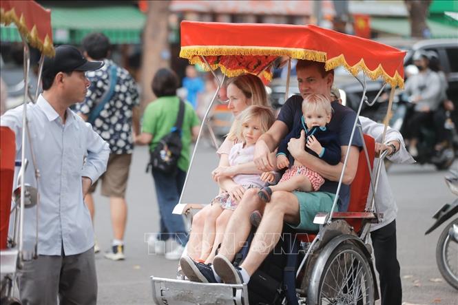 Hà Nội tăng tốc kích cầu du lịch: Mùa vàng bứt phá - Ảnh 3.