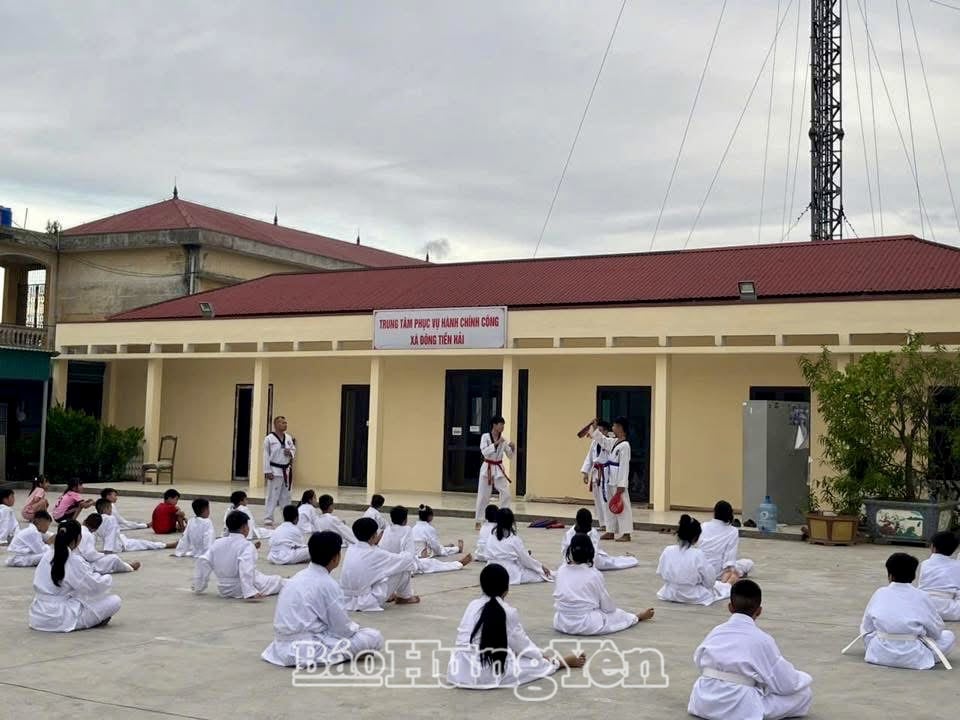 Cán bộ Đoàn xã Đông Tiền Hải hướng dẫn kỹ thuật võ thuật cho thiếu nhi trong chương trình sinh hoạt hè