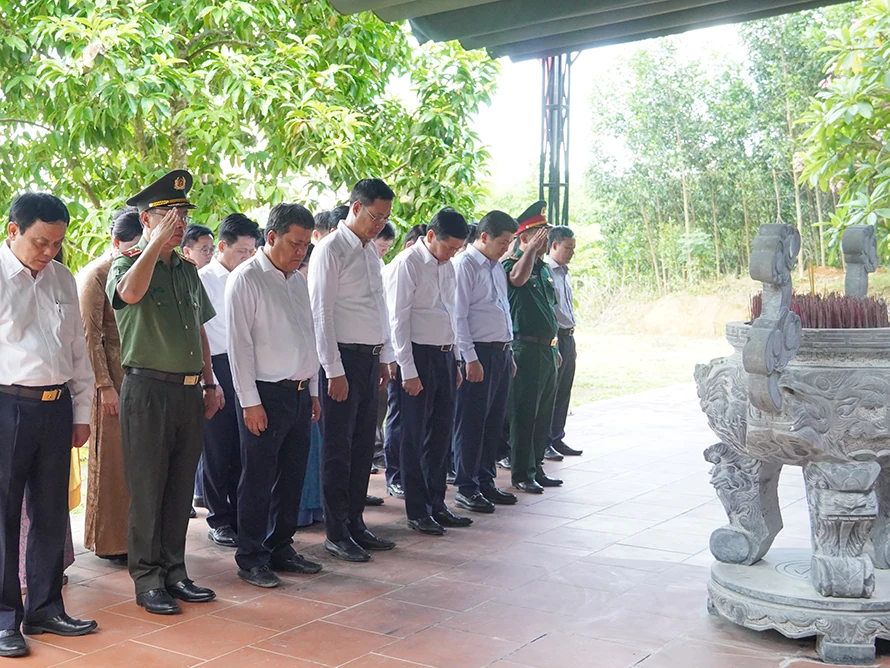 Lãnh đạo tỉnh dâng hương tưởng niệm Anh hùng liệt sĩ tại các địa danh lịch sử