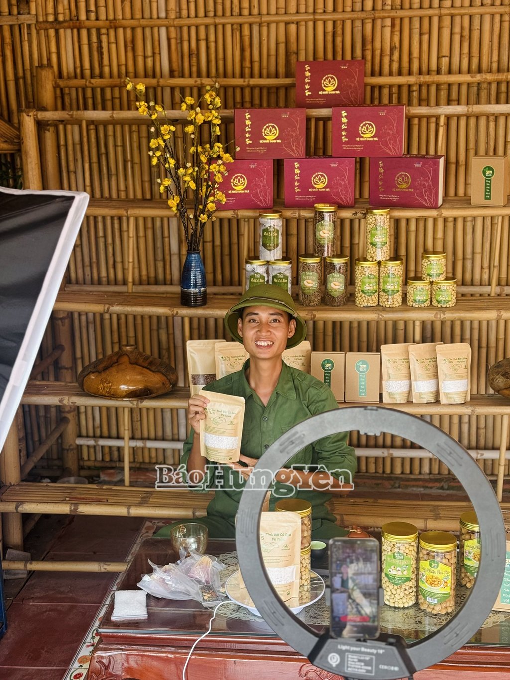 Anh Toàn tự mình quay, giới thiệu, bán các sản phẩm của mình trên mạng xã hội.