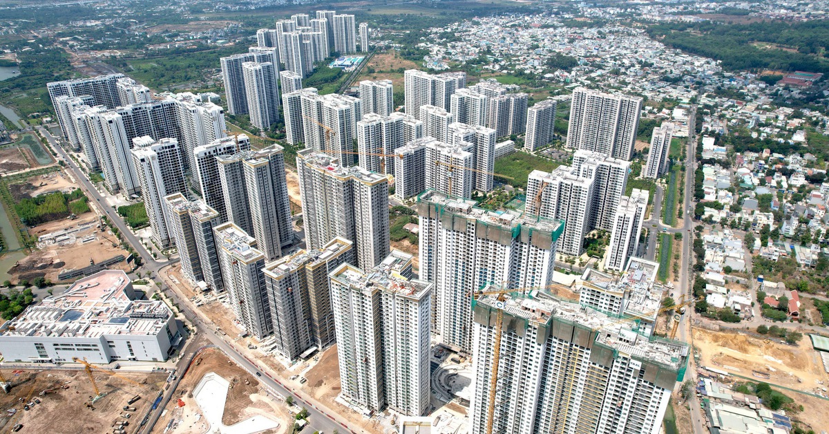 Thị trường nhà ở TP.HCM: Nhà ở xã hội rất thiếu; căn hộ dưới 30 triệu/m² mất hút