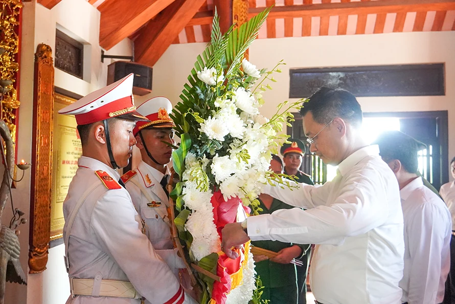 Lãnh đạo tỉnh dâng hương tưởng niệm Anh hùng liệt sĩ tại các địa danh lịch sử