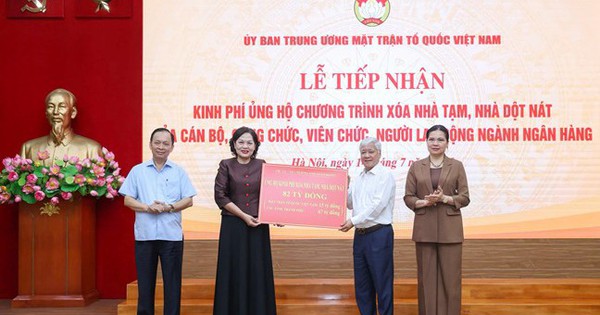 គណៈកម្មាធិការមជ្ឈិមរណសិរ្សមាតុភូមិវៀតណាមទទួលអំណោយដើម្បីលុបបំបាត់ផ្ទះបណ្ដោះអាសន្ន និងរងការខូចខាត។