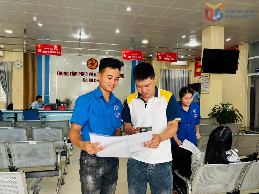 ĐVTN xã Ba Chẽ hỗ trợ người dân thực hiện giải quyết các thủ tục hành chính tại Trung tâm Phục vụ HCC xã Ba Chẽ.