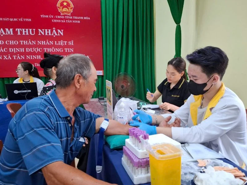 Xã Tân Ninh thu nhận mẫu ADN cho thân nhân liệt sĩ chưa xác định được thông tin