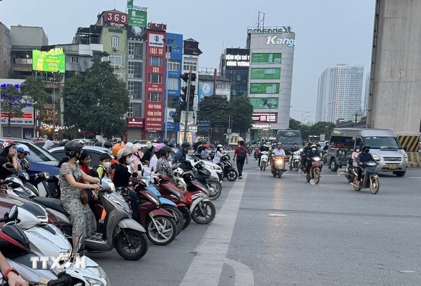 Việc hướng tới loại bỏ xe máy chạy xăng đang là nhiệm vụ cấp bách đặt ra với Thủ đô Hà Nội trong mục tiêu chung phấn đấu đạt mục tiêu phát thải ròng bằng 