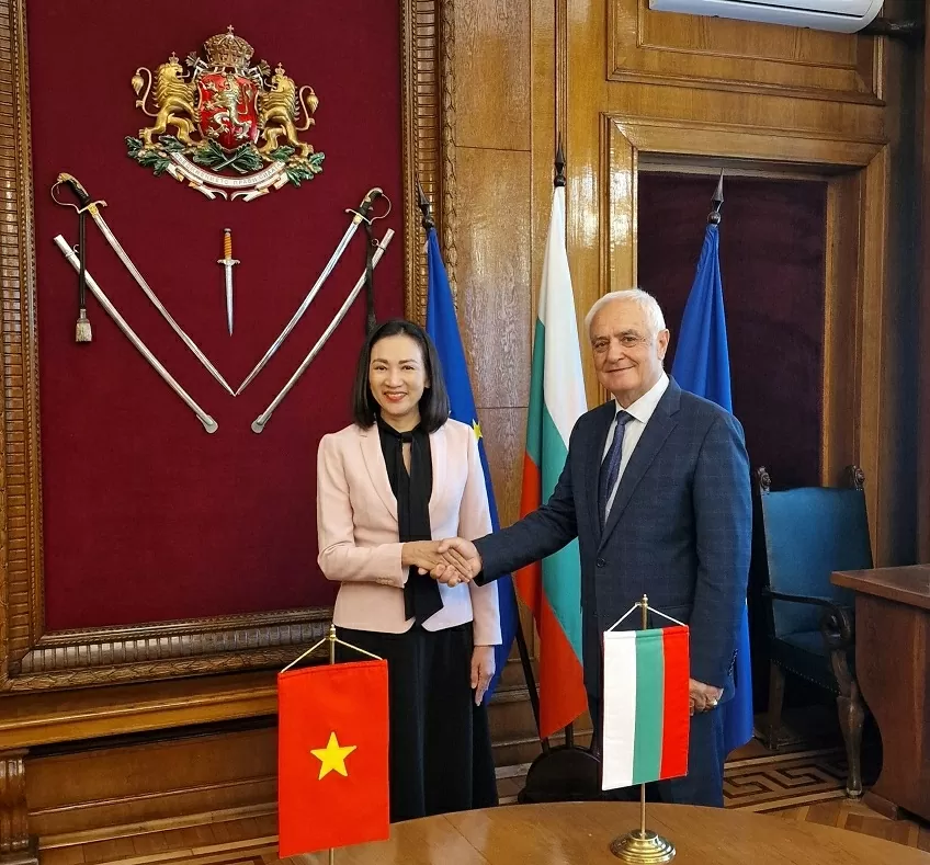 Đại sứ Nguyễn Thị Minh Nguyệt và Bộ trưởng Quốc phòng Bulgaria Atanas Zapryanov.