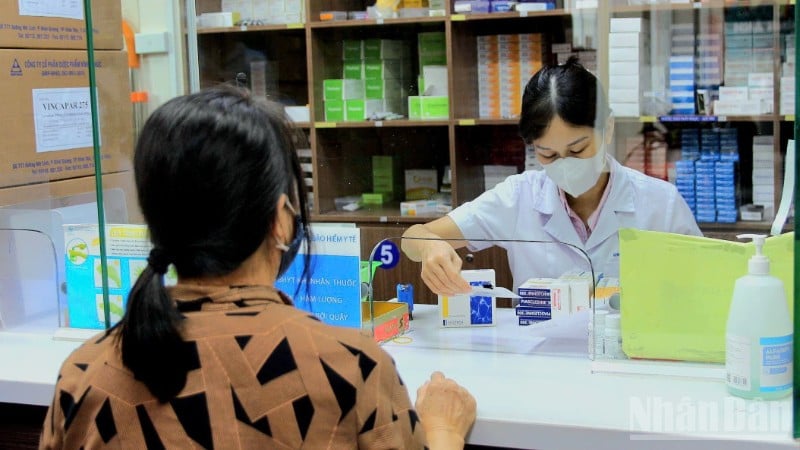 Cấp phát thuốc cho bệnh nhân.