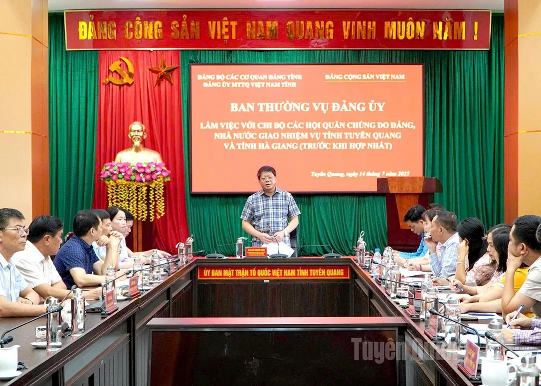គណៈកម្មាធិការបក្សខេត្តនៃរណសិរ្សមាតុភូមិវៀតណាម ធ្វើការជាមួយកោសិកាបក្ស នៃអង្គការមហាជន មុននឹងបញ្ចូលគ្នា។