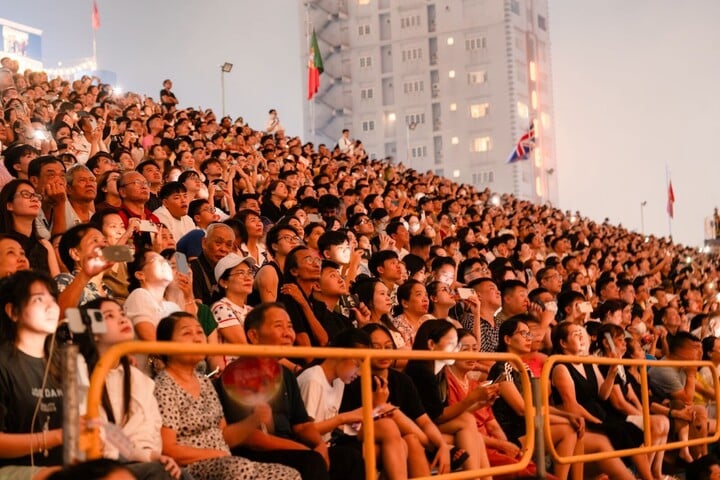 Đêm pháo hoa khép lại DIFF 2025: Nghệ thuật ánh sáng chở khát vọng hòa bình - 2