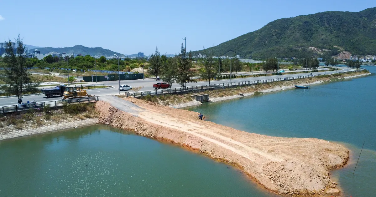 Xuất hiện tuyến đường tạm lấn sông Quán Trường ở Nha Trang