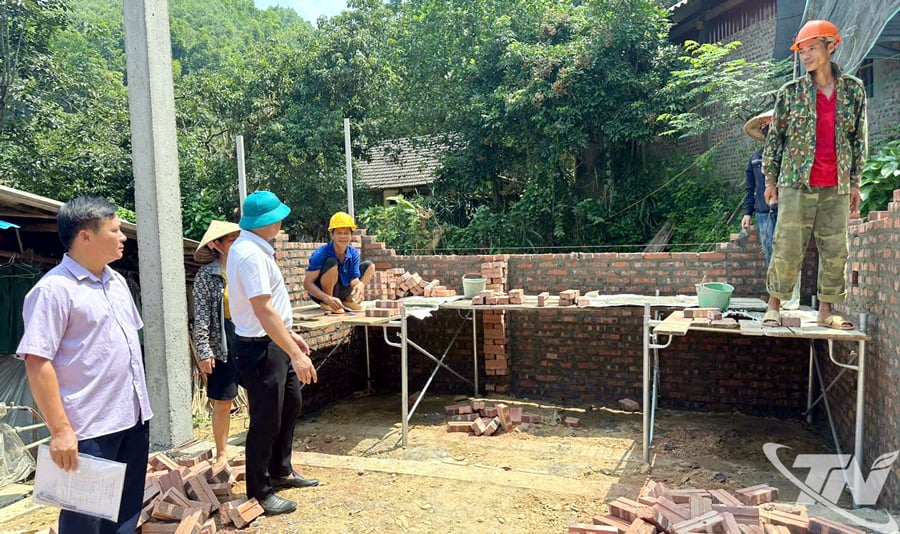 Lãnh đạo xã kiểm tra tiến độ xây dựng xóa nhà tạm, nhà dột nát tại thôn Hợp Thành, xã Thanh Mai.
