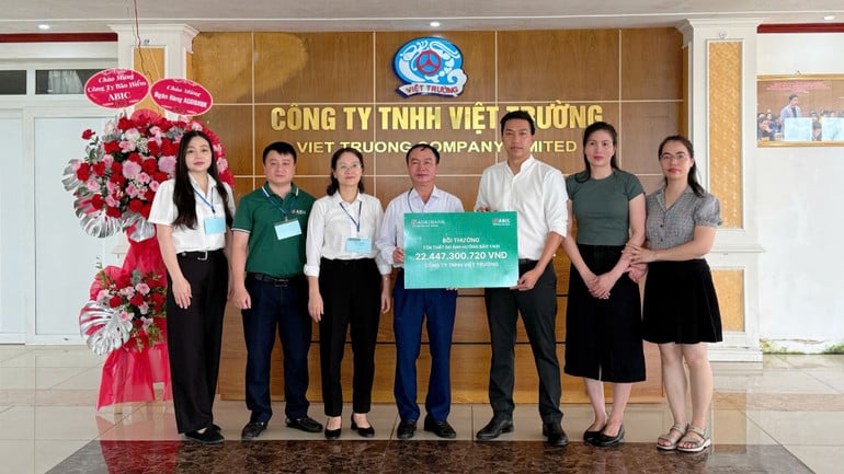 ong-vu-hong-son-giam-doc-ban-giam-dinh-boi-thuong-cua-abic-cung-can-bo-abic-hai-phong-trao-so-tien-boi-thuong-cho-cong-ty-viet-truong-sau-bao-yagi-7266.jpg