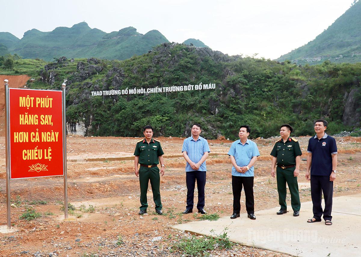 Đoàn công tác khảo sát thao trường huấn luyện của Ban Chỉ huy phòng thủ khu vực I tại xã Mèo Vạc.