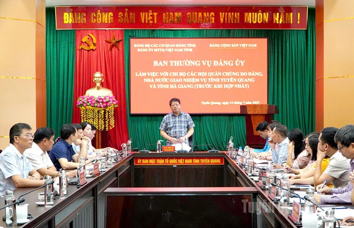 សមមិត្ត Ha Trung Kien សមាជិកគណៈកម្មាធិការអចិន្ត្រៃយ៍បក្សខេត្ត អនុប្រធានអចិន្ត្រៃយ៍គណៈកម្មាធិការរណសិរ្សមាតុភូមិវៀតណាមខេត្តបានចូលរួម និងជាប្រធានកិច្ចប្រជុំ។