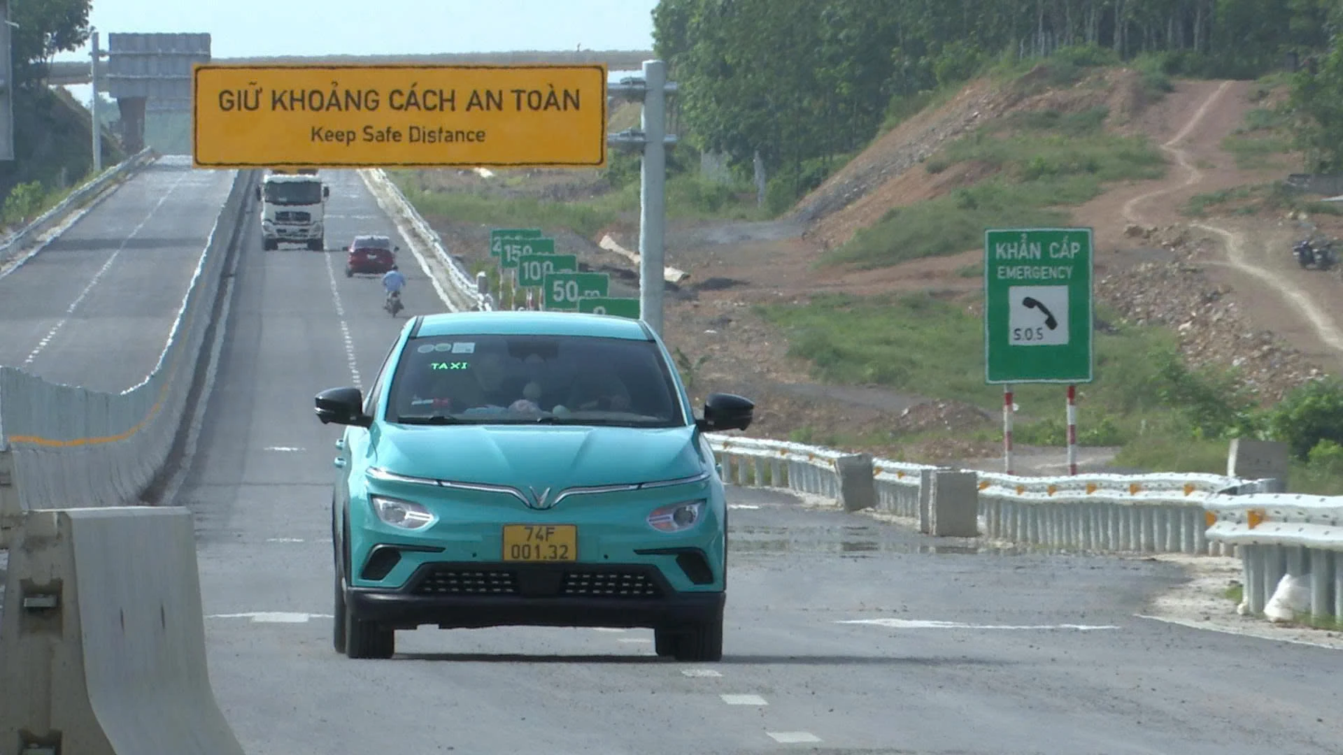 Cao tốc Vạn Ninh- Cam Lộ đang thi công, nhiều phương tiện vẫn tự ý lưu thông