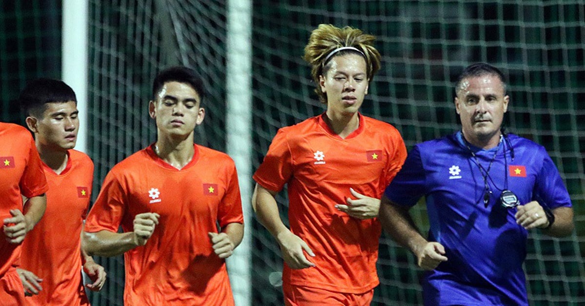 ស្ទះ​ចរាចរណ៍​នៅ​ឥណ្ឌូណេស៊ី U23 វៀតណាម ចំណាយ​ពេល​ជិត ៥០ នាទី​ទៅ​ដល់​កន្លែង​ហ្វឹក​ហាត់​ចម្ងាយ ៥ គីឡូម៉ែត្រ