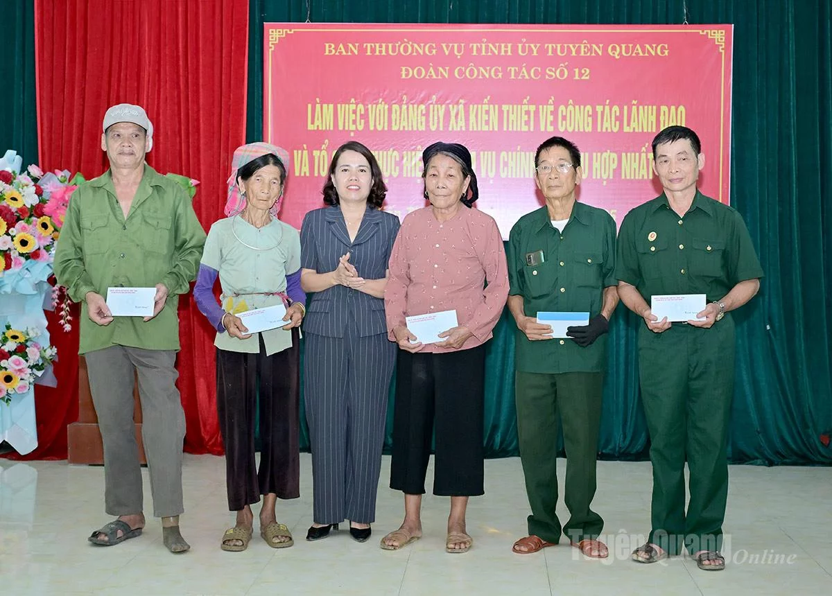 Trưởng Đoàn đại biểu Quốc hội hoạt động chuyên trách khoá XV tỉnh Tuyên Quang Lý Thị Lan tặng quà cho 5 gia đình chính sách trên địa bàn xã.