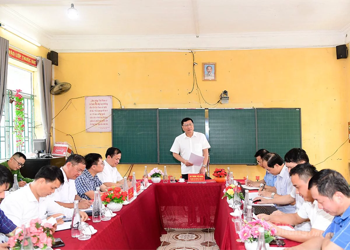 Đồng chí Phùng Tiến Quân, Ủy viên Ban Thường vụ Tỉnh ủy, Trưởng Ban Nội chính Tỉnh ủy, Trưởng đoàn công tác số 7 phát biểu tại buổi làm việc với xã Hồng Thái.