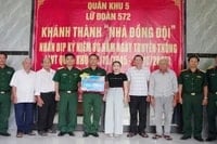 Thượng tá Nguyễn Thanh Đàn, Phó Chính ủy Lữ đoàn 572 tặng quà và bàn giao nhà cho Thượng úy quân nhân chuyên nghiệp Nguyễn Tấn Thành.