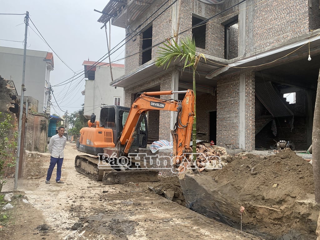 Thi công làm đường tại thôn Tam Trạch, xã Yên Mỹ.
