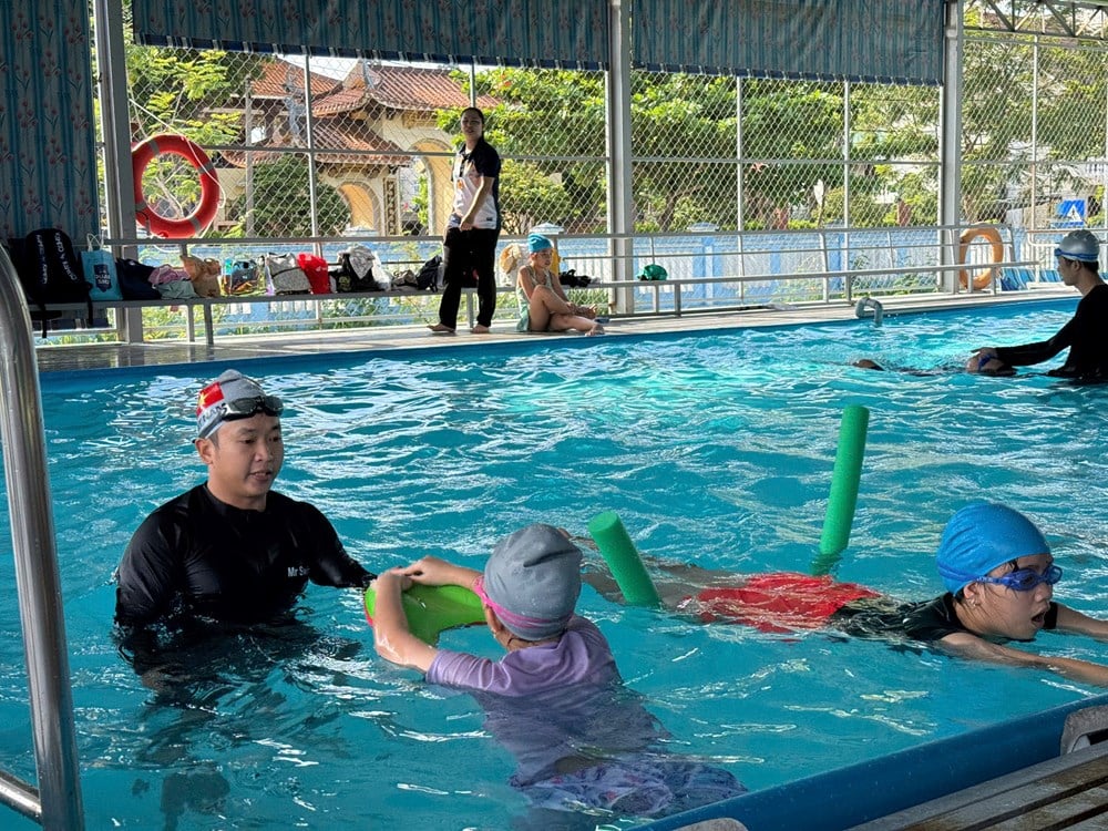 Nâng cao chất lượng các lớp dạy bơi an toàn cho học sinh - ảnh 1