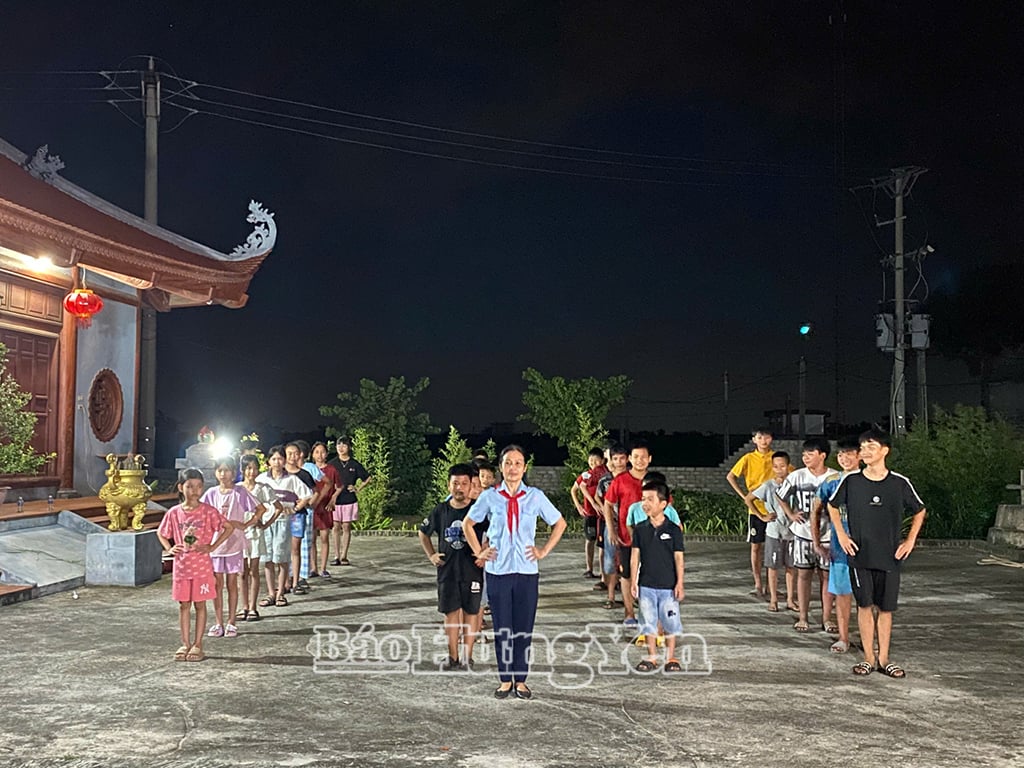 Đoàn xã Ngự Thiên hướng dẫn thiếu nhi tập văn nghệ phục vụ sinh hoạt hè
