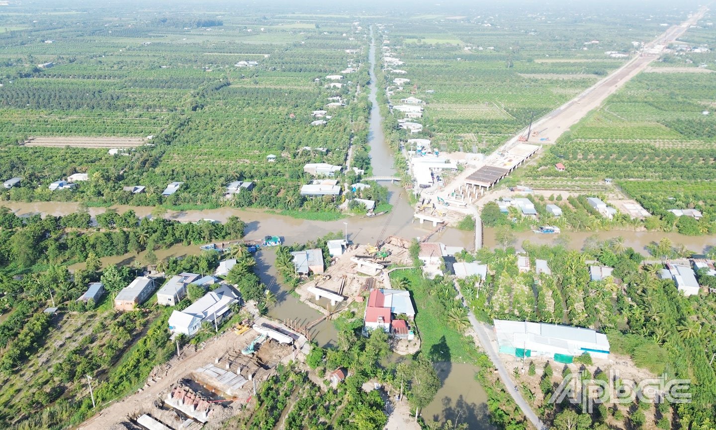 Dự án thành phần 2  thuộc Dự án Xây dựng công trình đường bộ cao tốc Cao Lãnh - An Hữu giai đoạn 1 đang được đẩy nhanh tiến độ.