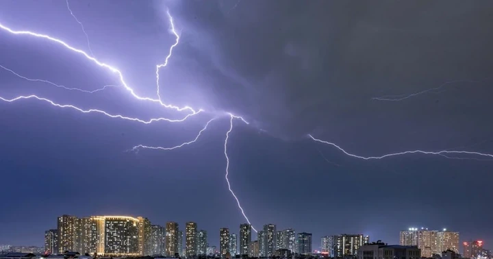 Thời tiết ngày 14/7: Mưa dông bất ngờ ở nhiều nơi, cảnh báo sét và lốc xoáy