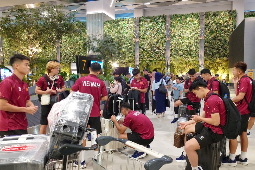U.23 Việt Nam đến Indonesia an toàn, tập ngay ngày đầu: Chinh phục đỉnh cao khu vực- Ảnh 3.