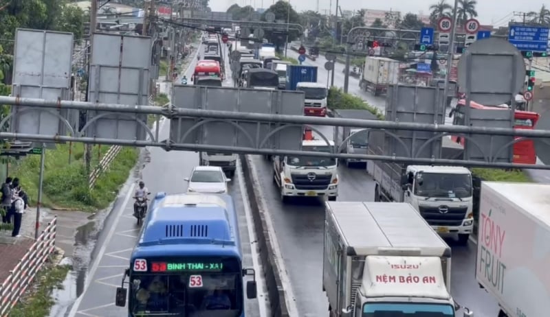 2 vụ TNGT xảy ra cùng lúc khiến đường Đỗ Mười ùn ứ kéo dài -1