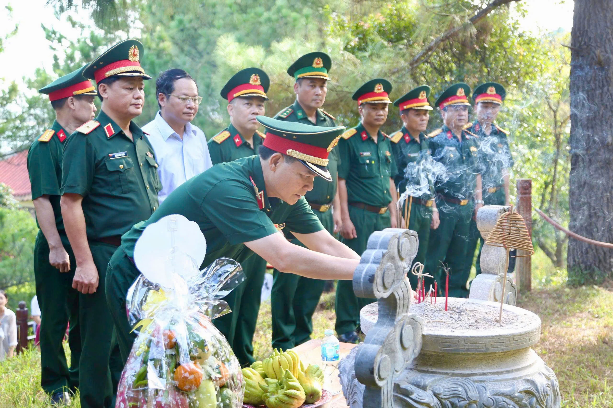 Đoàn công tác Bộ Tổng tham mưu - Bộ Quốc phòng: Dâng hương viếng mộ Đại tướng Võ Nguyên Giáp và phu nhân