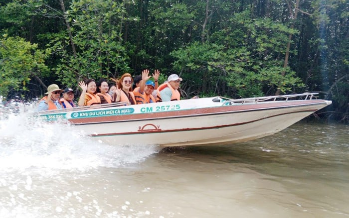 ក្រោយ​ការ​ច្របាច់​បញ្ចូល​គ្នា​នេះ ទេសចរណ៍ Ca Mau ខិតខំ​សម្រេច​បាន​ប្រាក់​ចំណូល​ចុង​ឆ្នាំ​ជិត ៨.៥៩០​ពាន់​លាន​ដុង។
