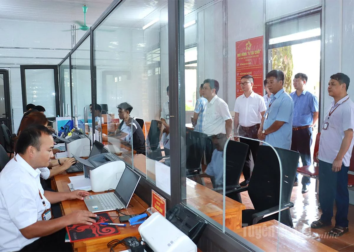 Đoàn công tác kiểm tra tình hình hoạt động của Trung tâm Phục vụ hành chính công xã Khâu Vai.