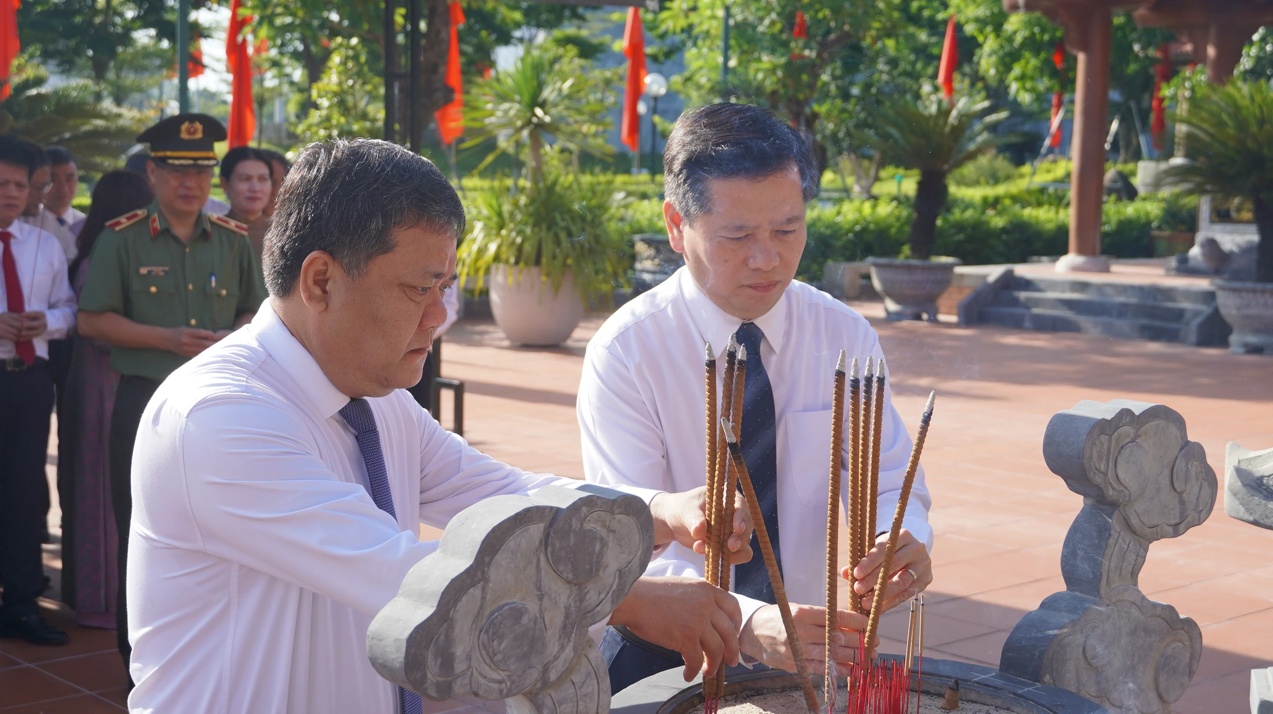 Lãnh đạo tỉnh dâng hương tại Đền thờ Bác Hồ và các Anh hùng liệt sĩ tỉnh