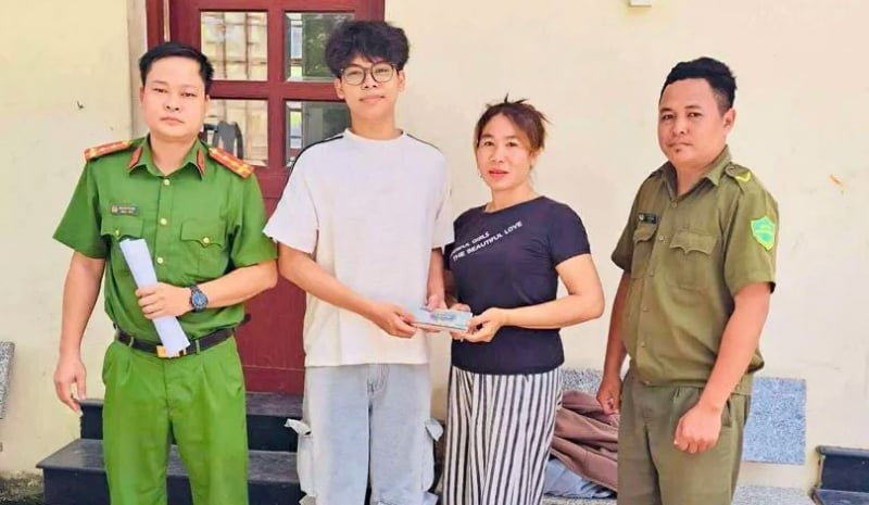 Nam sinh lớp 12 nhặt được 37 triệu đồng, nhờ Công an xã tìm người trả lại -0