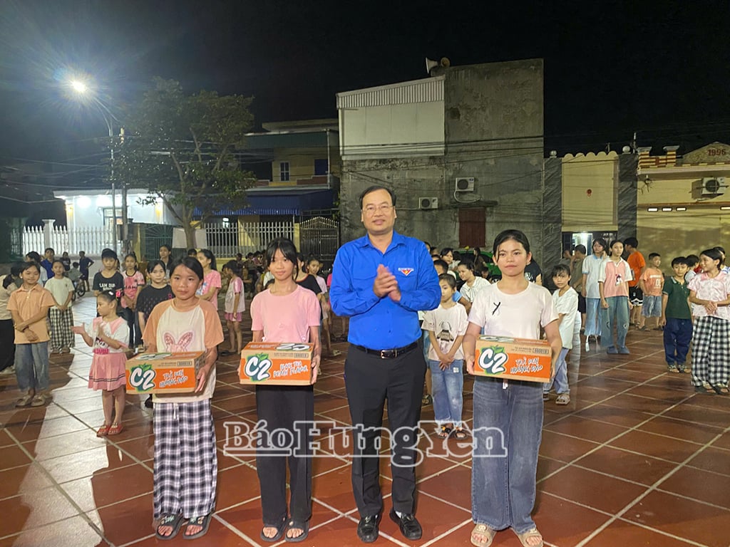 Bí thư Tỉnh đoàn Thiệu Minh Quỳnh tặng quà cho thiếu nhi tham gia sinh hoạt hè tại xã Tiên La