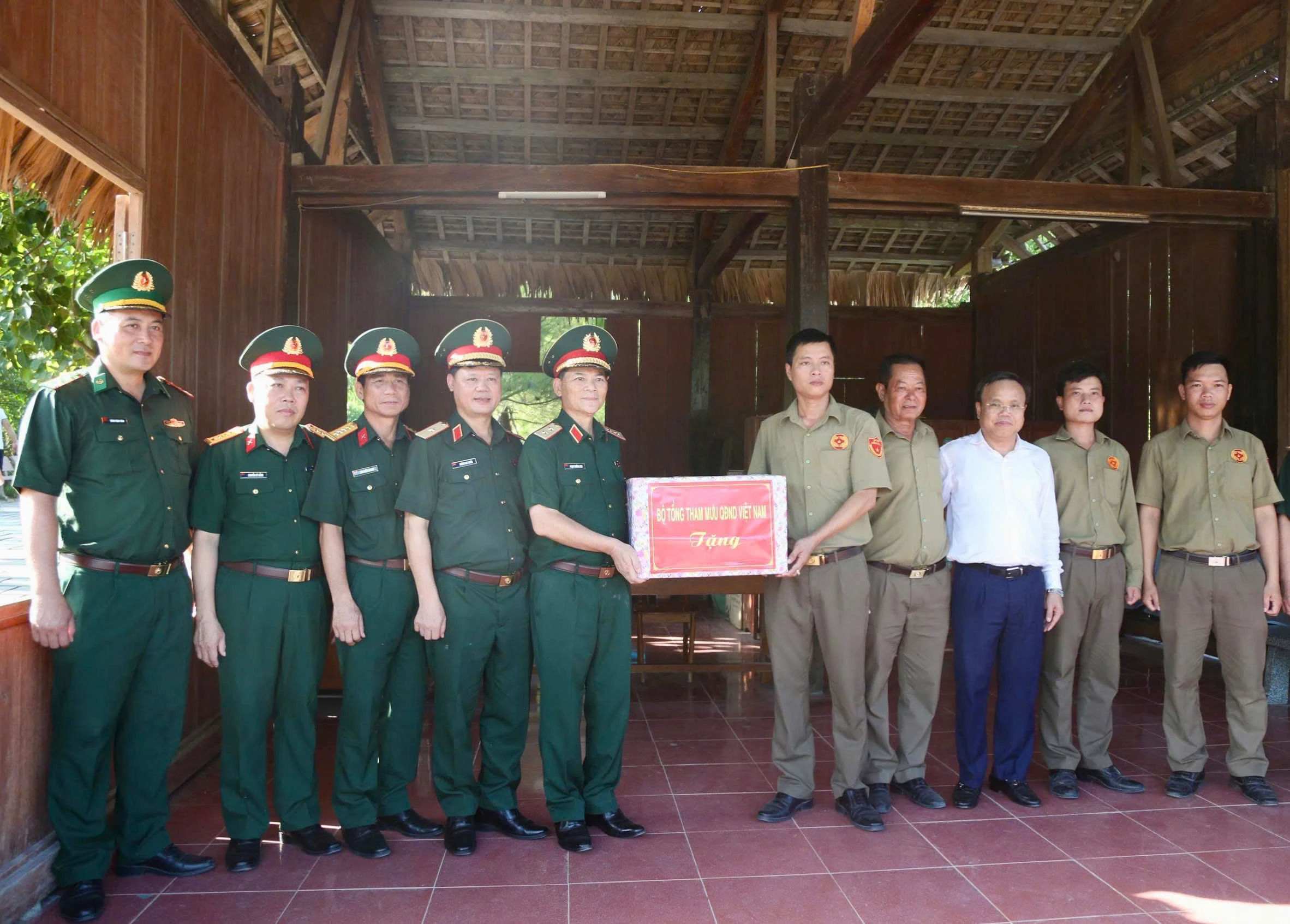 Đoàn công tác Bộ Tổng tham mưu - Bộ Quốc phòng: Dâng hương viếng mộ Đại tướng Võ Nguyên Giáp và phu nhân