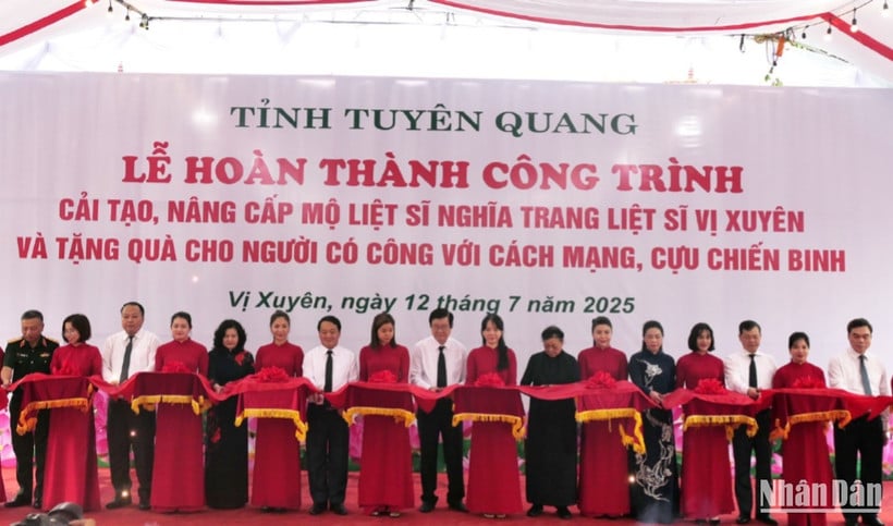 Nguyên Chủ tịch nước Trương Tấn Sang tham gia nghi thức cắt băng khánh thành dự án cải tạo, nâng cấp mộ liệt sĩ tại Nghĩa trang liệt sĩ Vị Xuyên.
