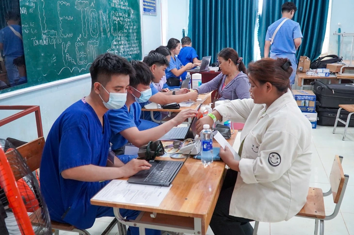 Hơn 1.000 người dân vùng cao Đà Nẵng được khám, chữa bệnh miễn phí - Ảnh 1.