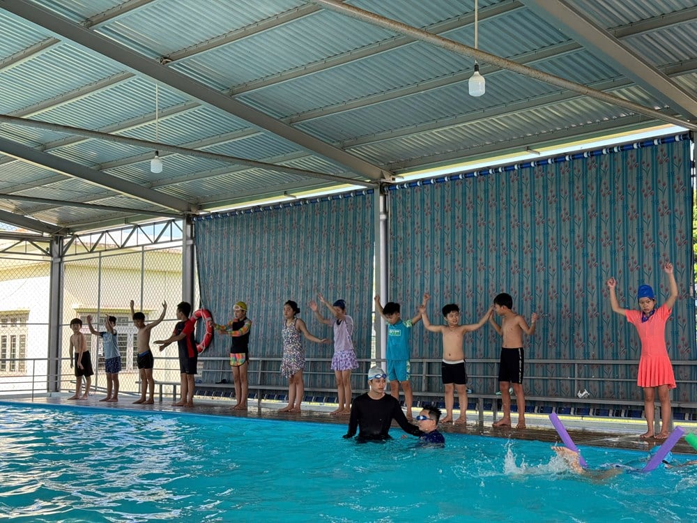 Nâng cao chất lượng các lớp dạy bơi an toàn cho học sinh - ảnh 2