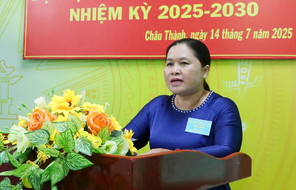 លោកស្រី Kien Thi Thanh Xuan - លេខាអចិន្ត្រៃយ៍គណៈកម្មាធិការបក្សឃុំ Chau Thanh ថ្លែងសុន្ទរកថាដឹកនាំមហាសន្និបាត។