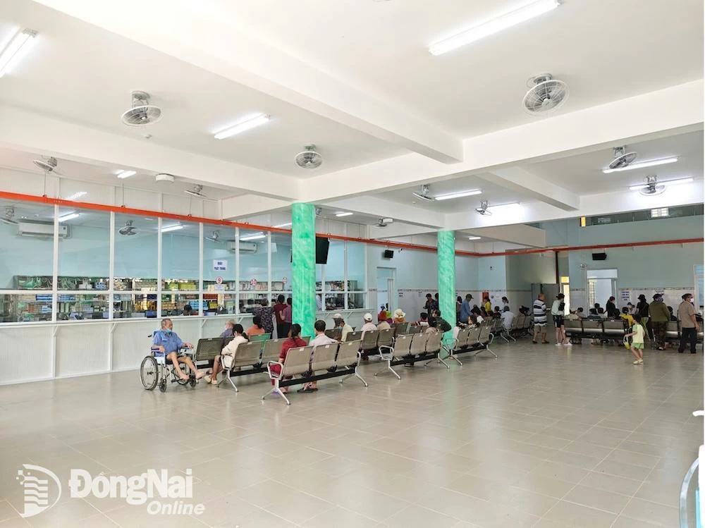 កន្លែង​រង់ចាំ​នីតិវិធី​ពិនិត្យ​សុខភាព និង​រង់ចាំ​ការ​ចែក​ថ្នាំ​នៅ​អគារ​ពិនិត្យ​សុខភាព​ថ្មី មជ្ឈមណ្ឌល​វេជ្ជសាស្ត្រ​ប្រចាំ​តំបន់ Cam My។ រូបថត៖ DVCC