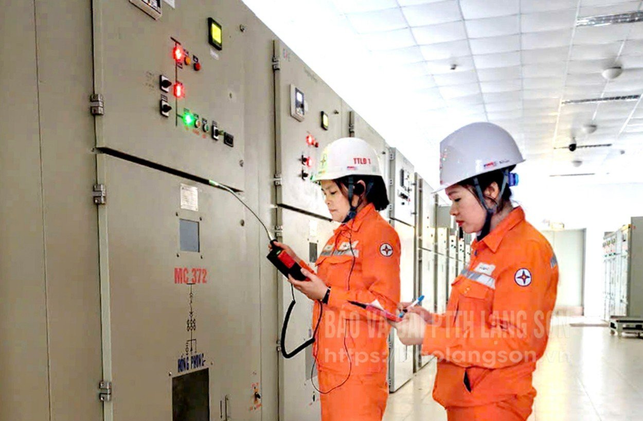 Cán bộ tổ thao tác lưu động kiểm tra phóng điện cục bộ thiết bị tại Trạm 110kV Đồng Đăng 